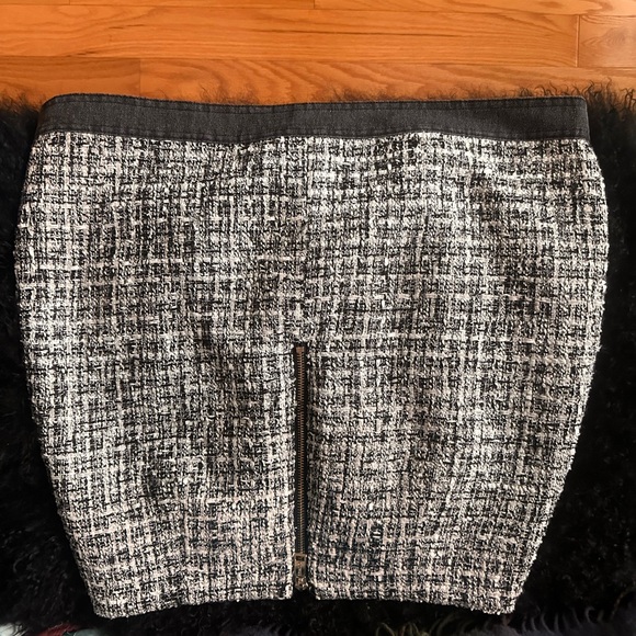 Chic Black and White Tweed Skirt - Picture 4 of 4